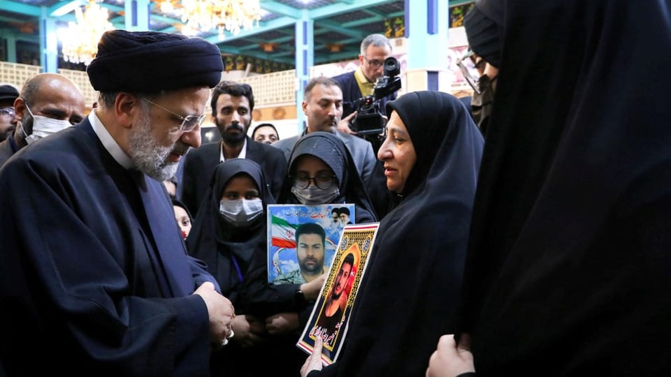 Angehörige bei den Protesten durch Sicherheitskräfte Getöter zu Besuch beim iranischen Staatspräsidenten Ibrahim Raisi