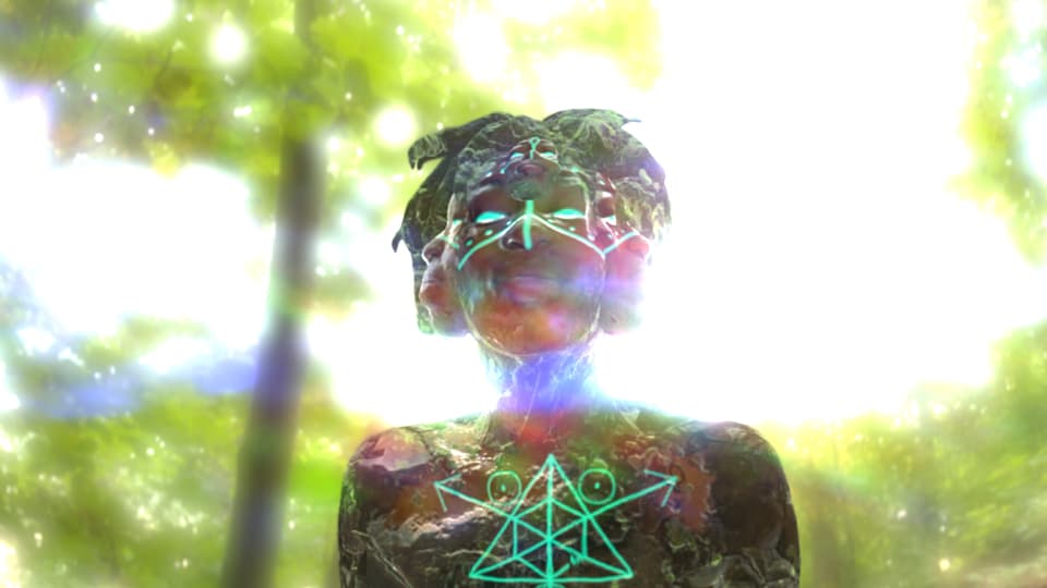 Computeranimierte Darstellung eines dunkelhäutigen Menschen, auf dessen Brust und Gesicht grüne, abstrakte Zeichen abgebildet sind. 