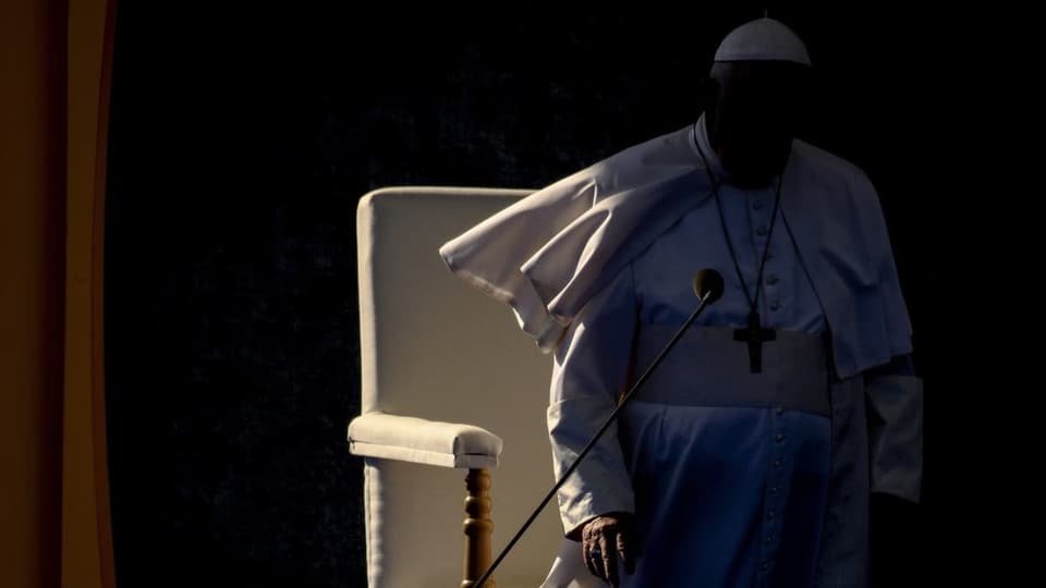 Papst Franziskus steht im Schatten.