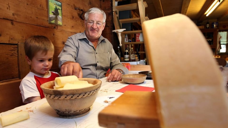 Mann und Kind mit Hobelkäse