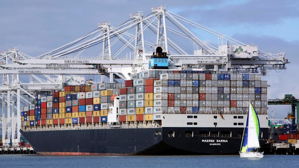 Im Hafen von Oakland wird ein Containerschiff entladen.
