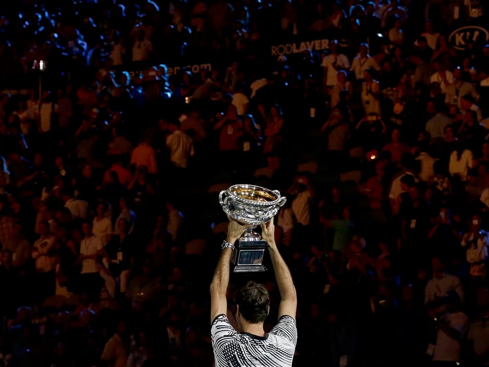 Federer mit Pokal