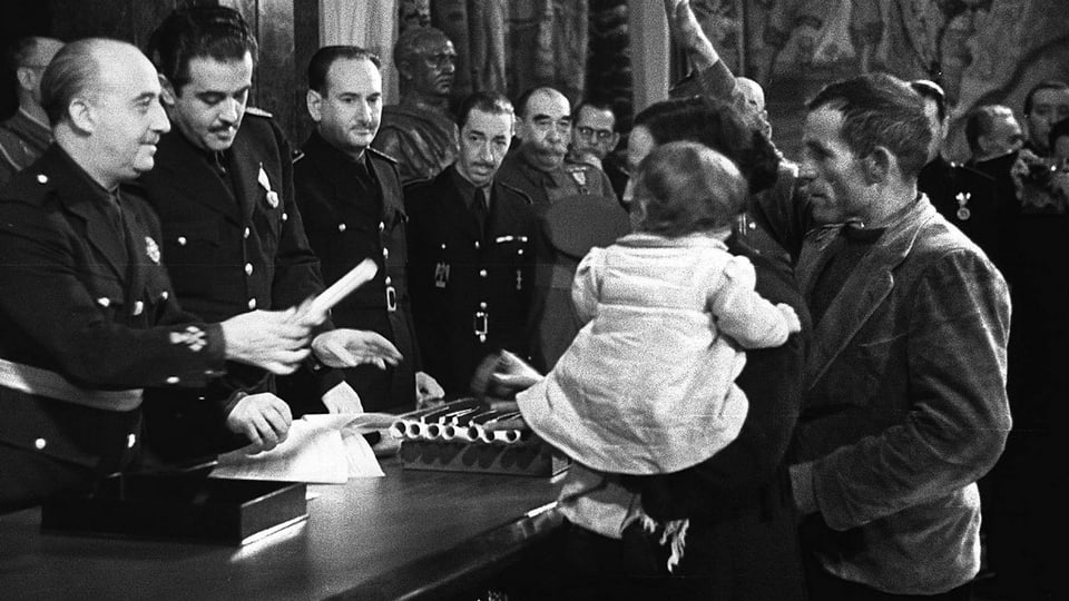 General Franco unter Anhängern, ein Kind 