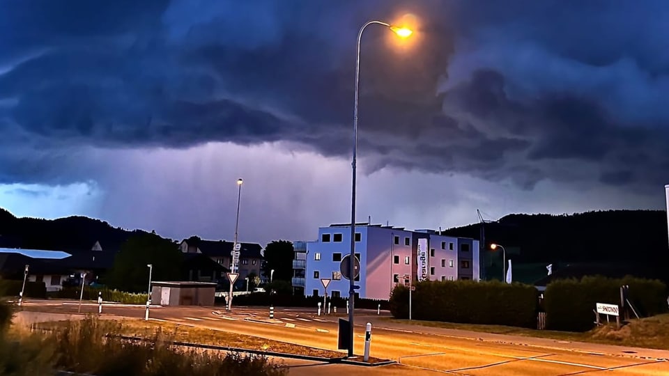 Gewitterwolken über Häusern in Wallenwil, Thurgau.