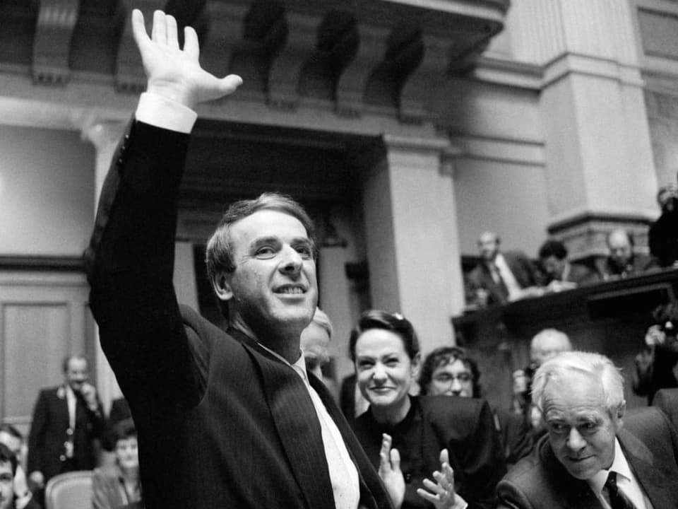 Der frischgewählte Bundesrat Adolf Ogi winkt nach seiner Vereidigung am 9. Dezember 1987.