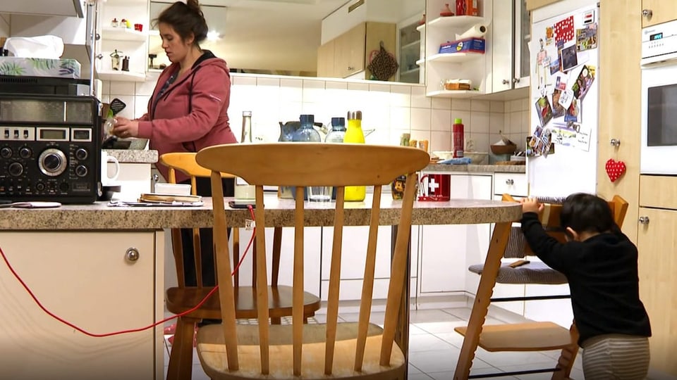 Virgnie mit ihrem Sohn Marvin in der Küche.