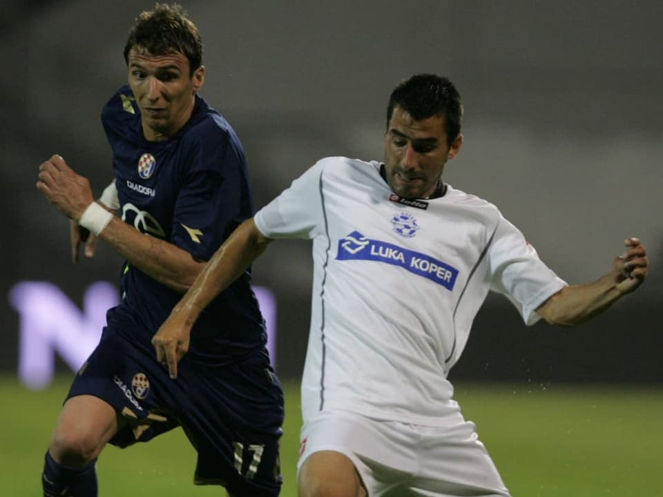 Da kam sogar ein gewisser Mario Mandzukic ins Schwitzen Zweikampf im Spiel zwischen Koper und Dinamo Zagreb
