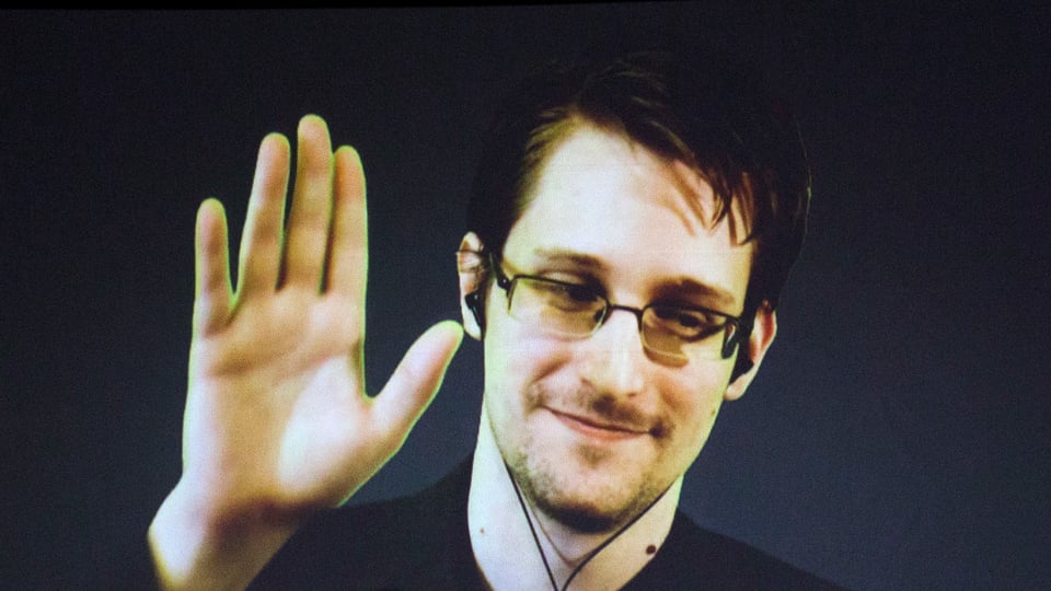 Edward Snowden winkt in die Kamera.