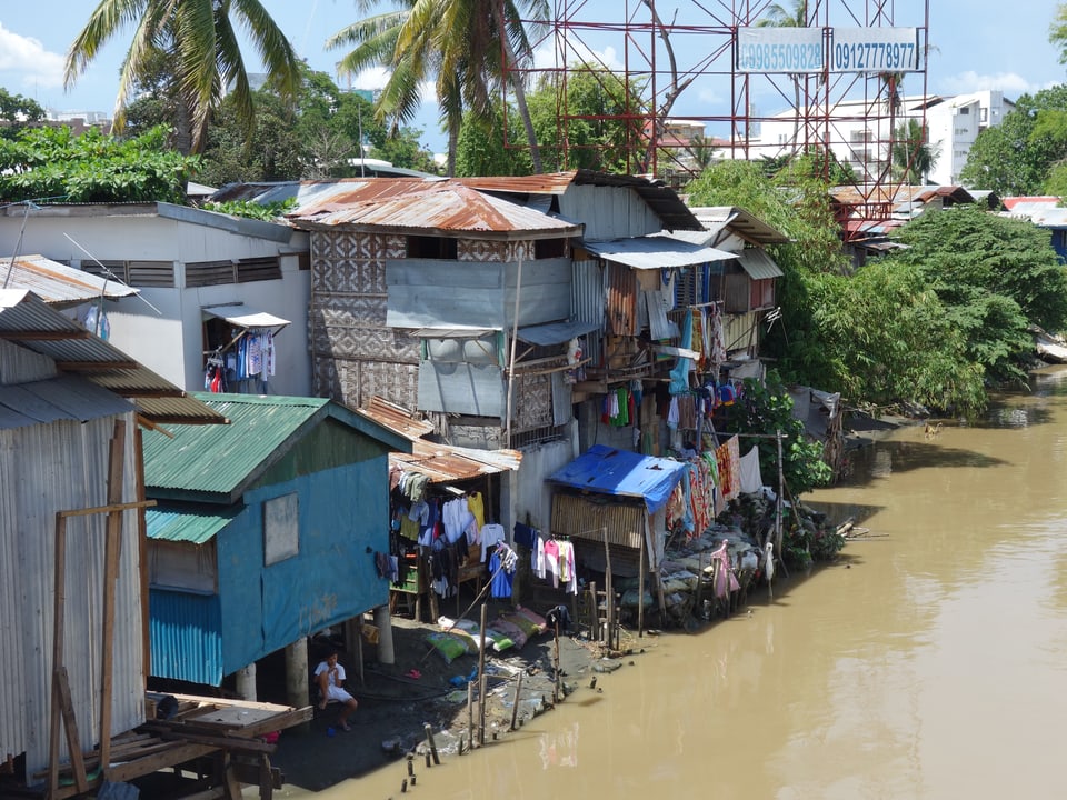 Auf Stelzen gebaute informelle Siedlungen an Wasserläufen und im Watt prägen das Bild philippinischer Grossstädte wie Davao, Tagbilaran und Manila 