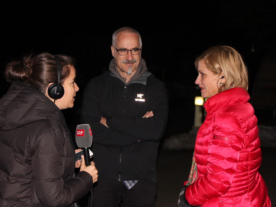 V.l.n.r: Patricia Banzer mit Mikrofon, Christian Peter und Sabine Dahinden in der Nacht.