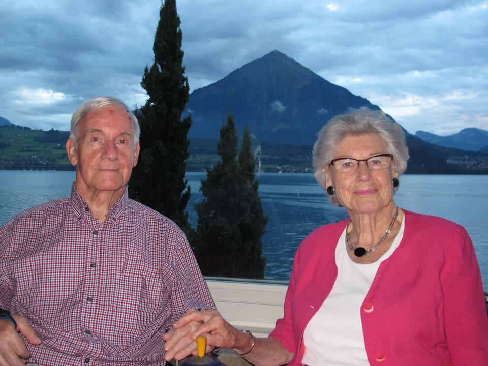 Margaretha und Georg Spinnler im Hotel Beatus in Merligen mit Blick auf den Niesen auf der anderen Seeseite