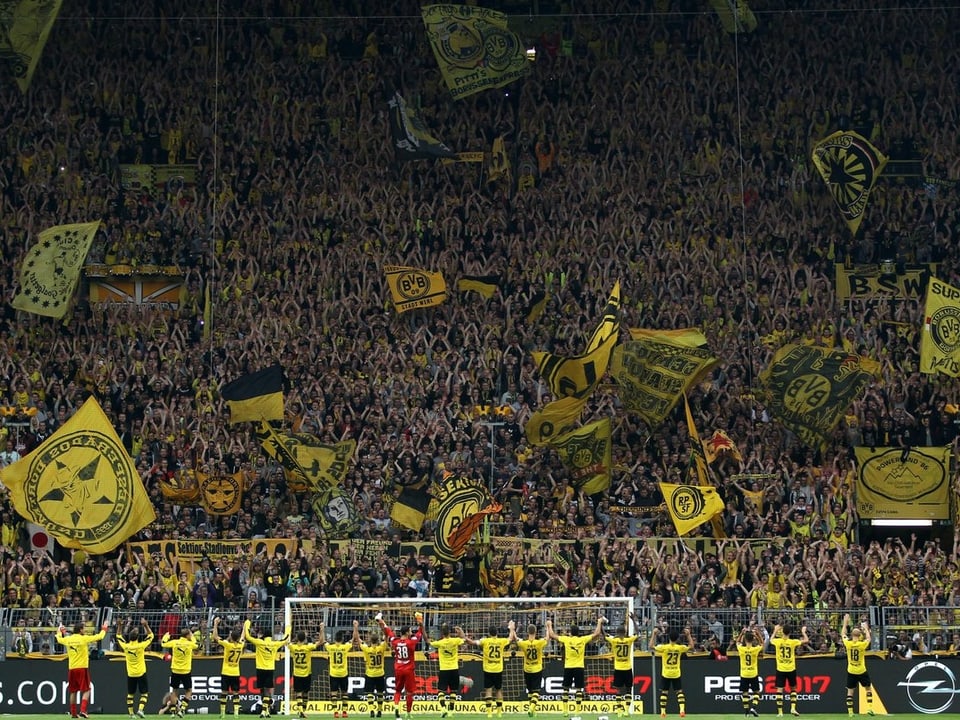 Die Spieler von Borussia Dortmund lassen sich vor der Südtribüne feiern.