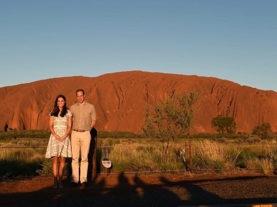 Kate und Williams vor dem Uluru.