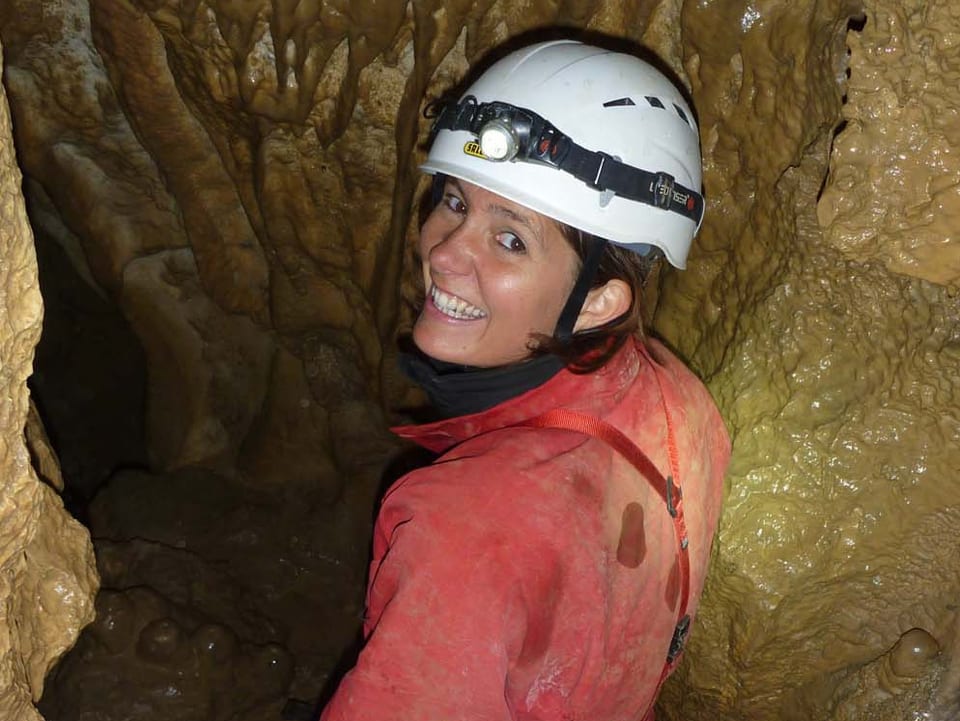 Sarah Allemann in der Schachthöhle Creux d'Entier im Berner Jura.