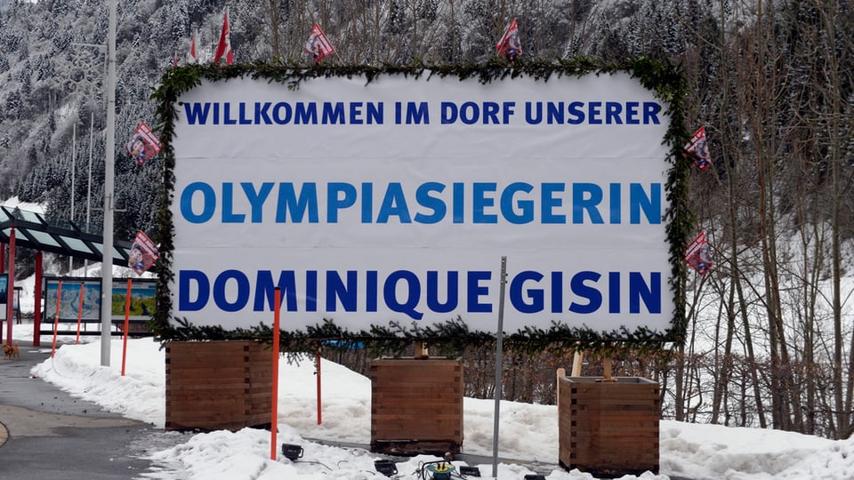 Ein Gratulationsschild für Dominique Gisin am Dorfeingang von Engelberg OW.