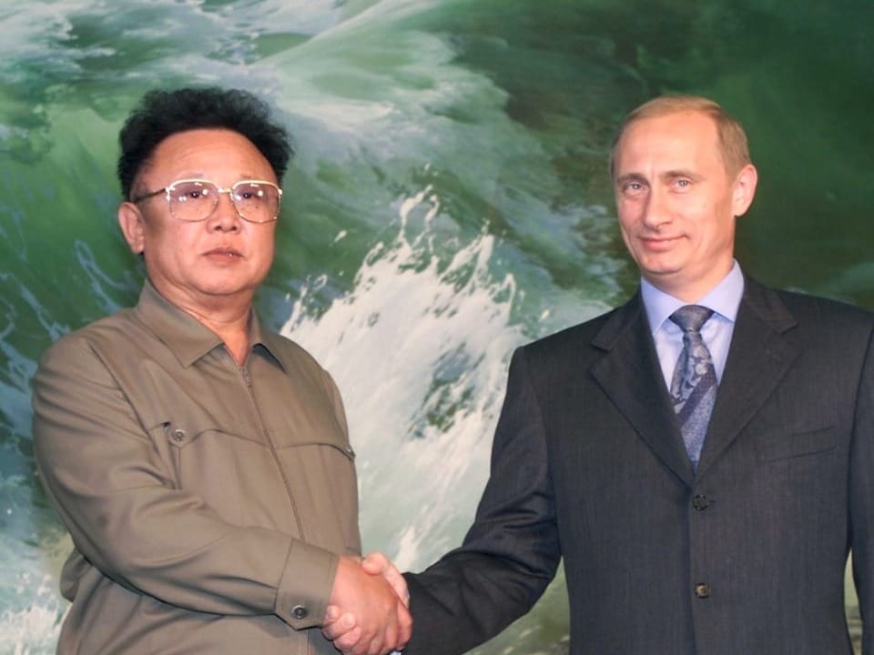 Kim Jong Il shakes hands with Putin