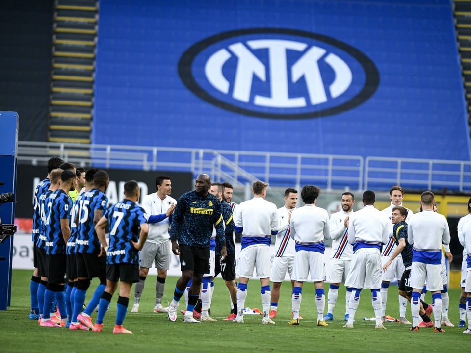 Spieler von Sampdoria stehen vor dem Spiel den Inter-Spielern Spalier.