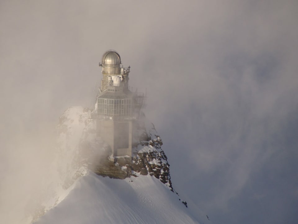 Sphinx auf Jungfraujoch im Nebel