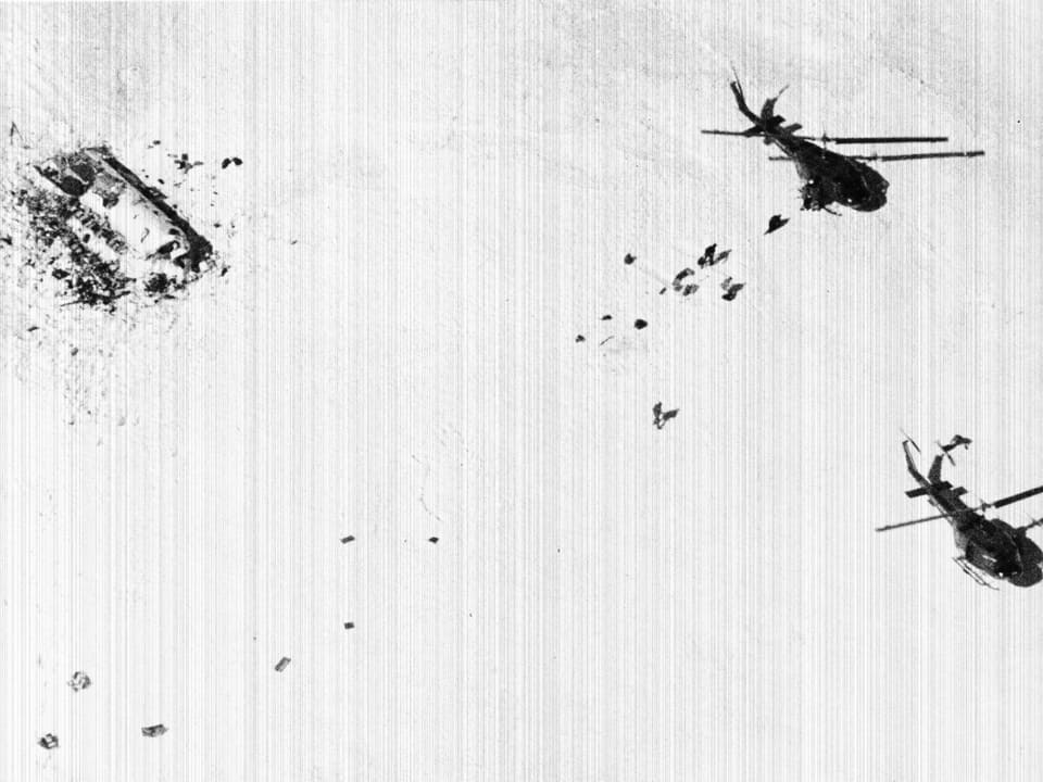 Luftbild von der Absturzstelle und zwei Helikoptern.