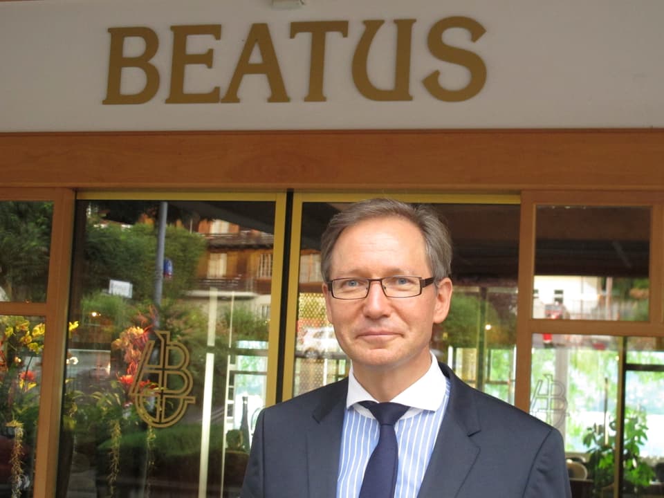 Peter Mennig vor dem Hotel Beatus in Merligen: «Spitexgäste sind willkommen, aber wir wollen kein Sanatorium werden.»