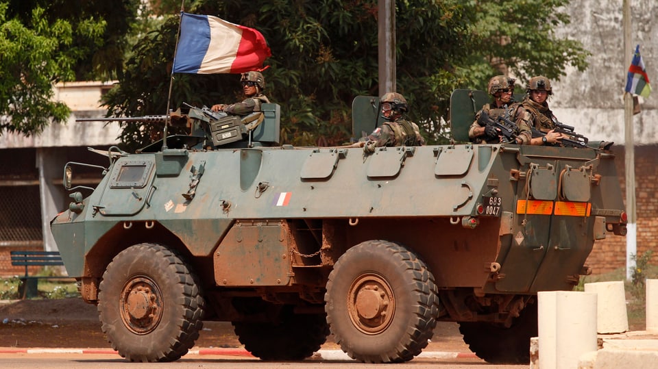 Ein Panzer mit französischer Flagge.