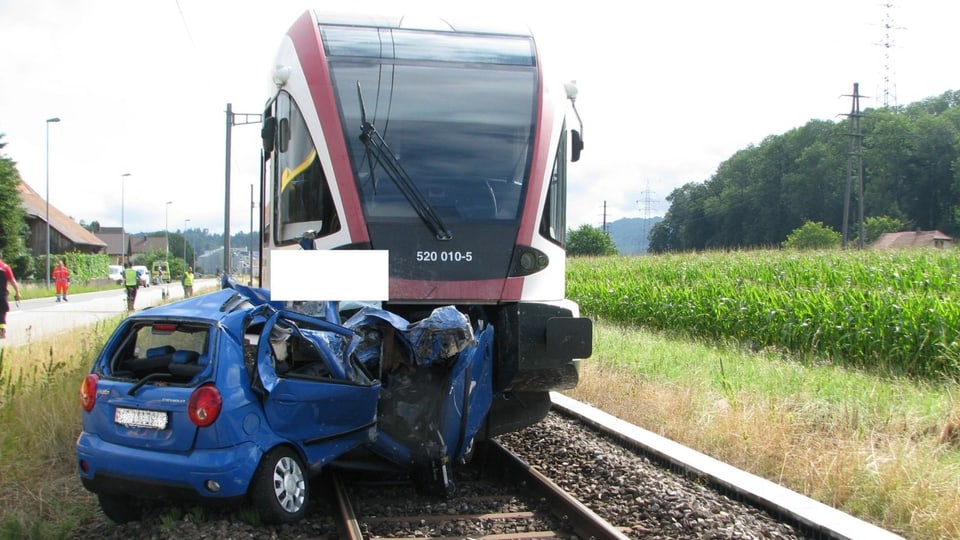 Der Autolenker kollidierte auf offener Strasse mit dem Zug.