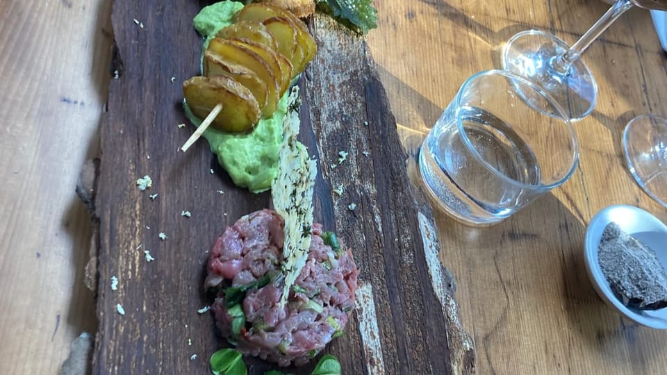 Variationen von Kalbshuft mit Kartoffelchips auf Bärlauch-Espuma	