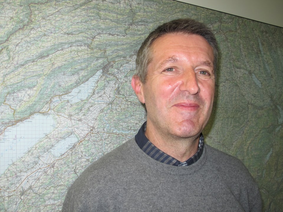 Peter Trachsel, Bodenschutzexperte beim Kanton Bern, vor der Landkarte mit dem Grossen Moos