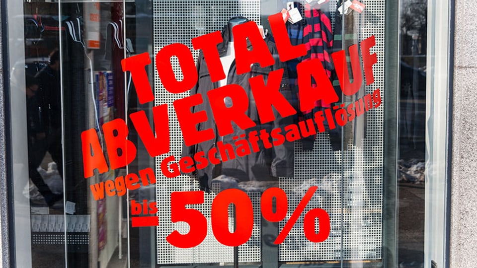 Roter Schriftzug auf Schaufenster: Totalabverkauf wegen Geschäftsauflösung bis 50 Prozent.