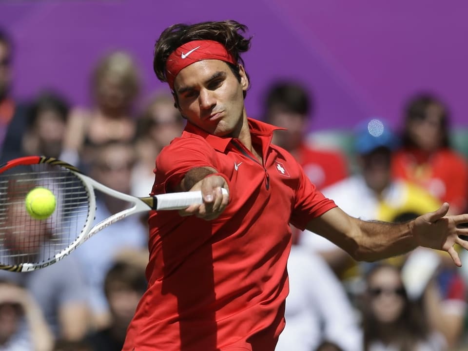Roger Federer schlägt 2012 im Olympiafinal eine Vorhand.