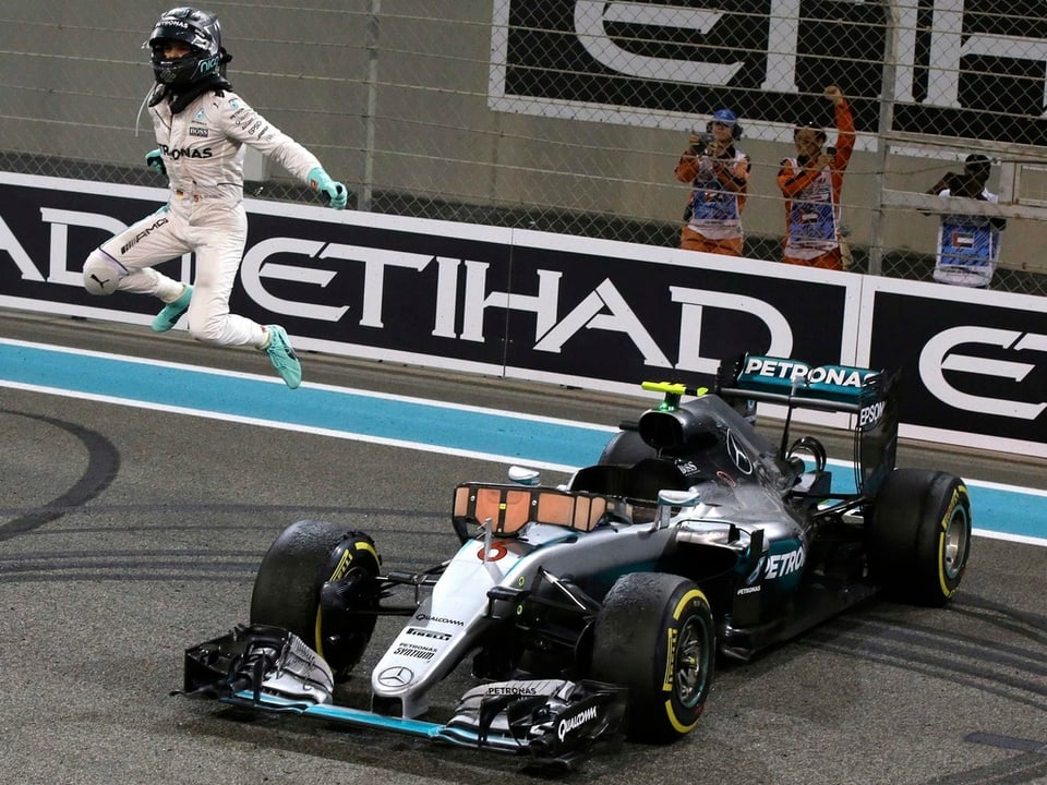 Rosberg springt nach seinem WM-Titel letzte Saison jubelnd vom Auto.