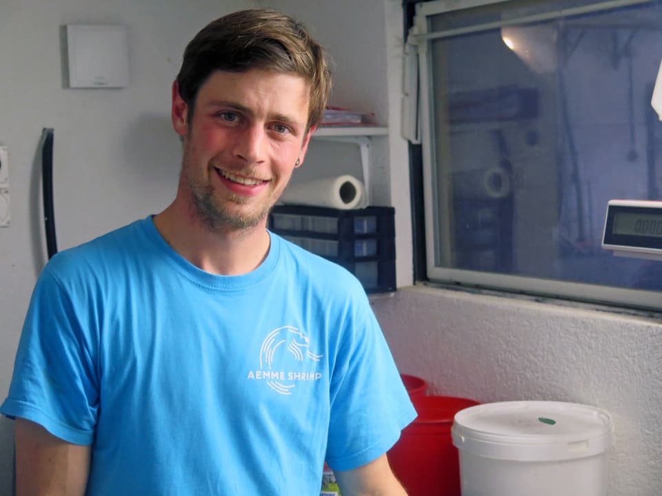 Porträt von Christian Kunz in blauem T-Shirt in Labor-Raum.