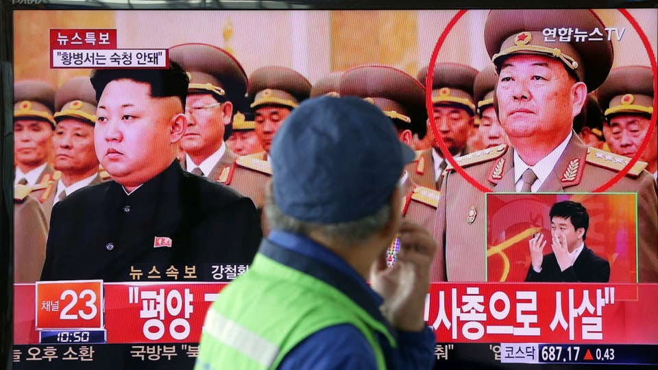 Auf einem TV-Monitor in Seoul läuft ein Bericht über die Hinrichtung in Nordkorea. 