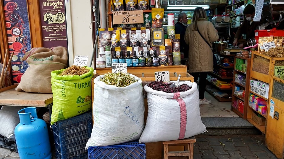 In einem türkischen Laden werden Lebensmittel und Gewürze verkauft.