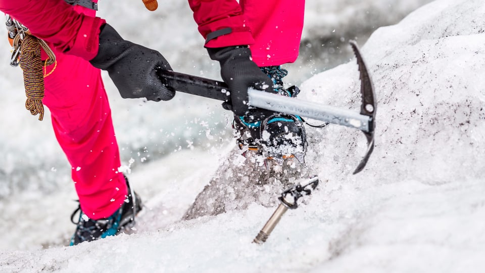 Pickel im Schnee