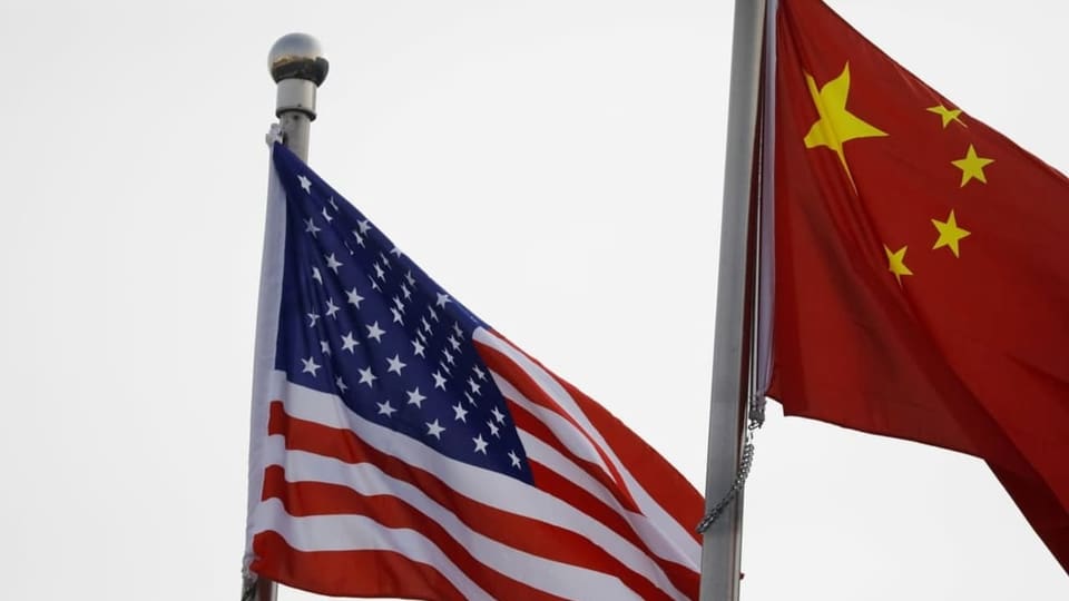 Eine US-Flagge neben einer chinesischen Flagge.