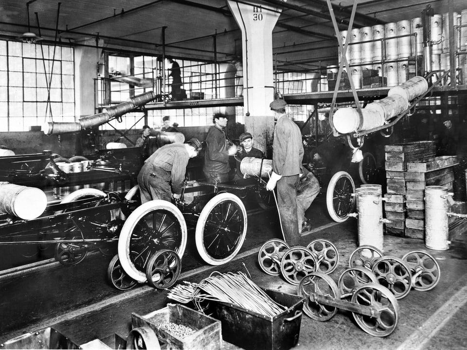 Arbeiter in einem Ford-Werk montieren das Modell T.