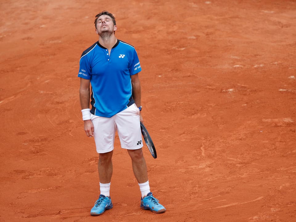 Stan Wawrinka steht mit dem Kopf in den Nacken gelegt auf dem Center Court in Paris.