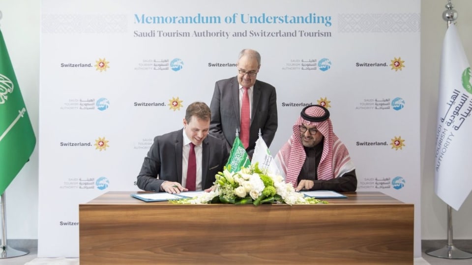 Unterzeichnung eines Memorandum of Understandings in Riad: Fahd Hamidaddin und Livio Goetz, beobachtet von Guy Parmelin