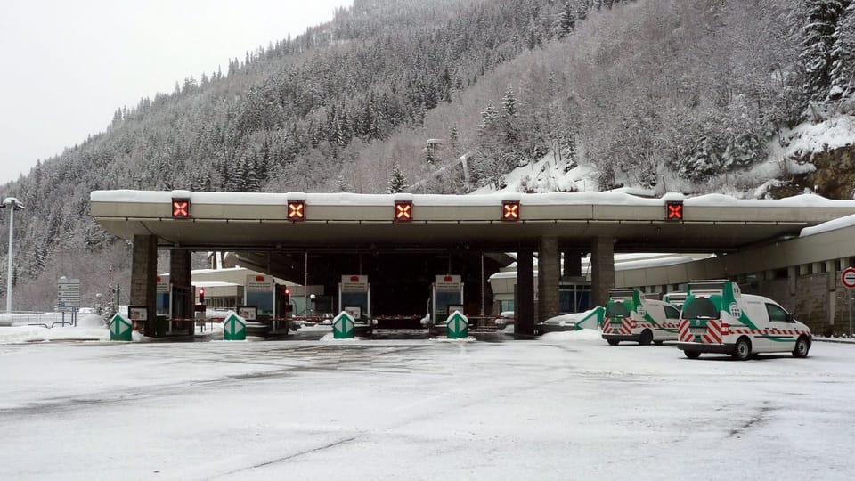 Der Eingang des Mont-Blanc-Tunnels auf der italienischen Seite: Kreuze über den Spuren zeigen an, dass die Durchfahrt gesperrt ist.