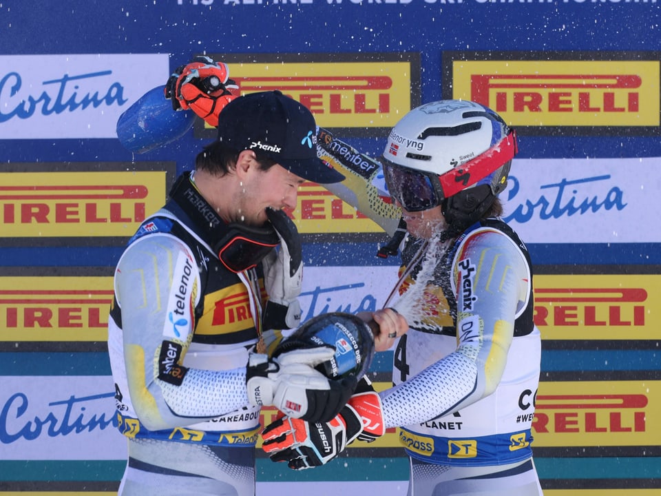 Slalom-Weltmeister Sebastian Foss-Solevaag und Bronzegewinner Henrik Kristoffersen liessen an der Siegerehrung die Korken knallen. Norwegen hatte zuvor 24 Jahre lang keine Slalom-Goldmedaille mehr geholt.