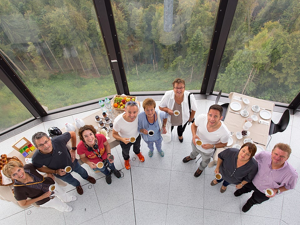 Die Radio SRF 1-Moderatoren Joëlle Beeler, Dani Fohrler, Stefan Siegenthaler und Adrian Küpfer mit Brunch-Gästen.