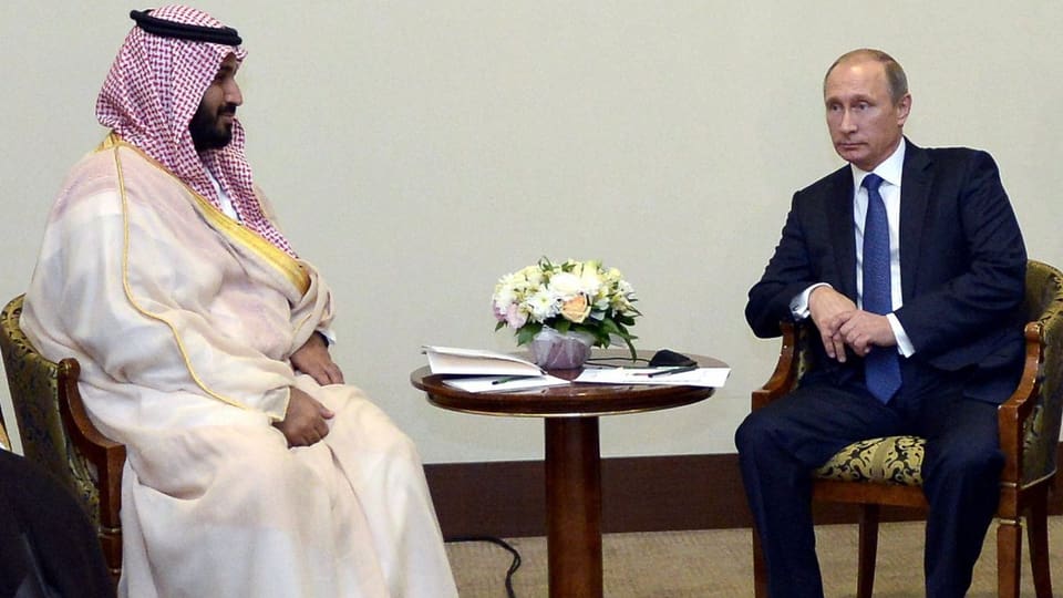 Putin und ein saudischer Mann an einem Tisch