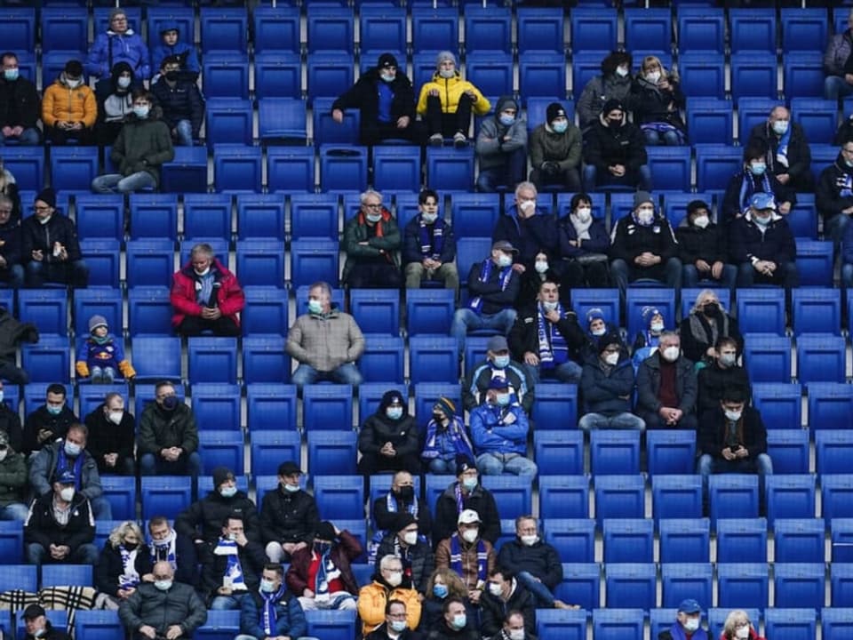 Unter anderen muss das Stadion in Sinsheim wieder dicht machen Wenige Fans auf der Tribüne.