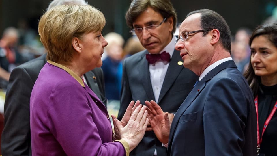 Die deutsche Bundeskanzlerin Angela Merkel (links) im Gespräch mit Frankreichs Präsident François Hollande (rechts).