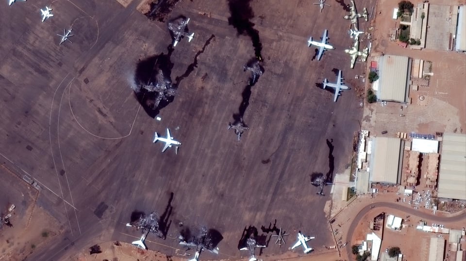 Ein Satellitenbild von Maxar Technologies zeigt Rauchschwaden von zerstörten Flugzeugen.