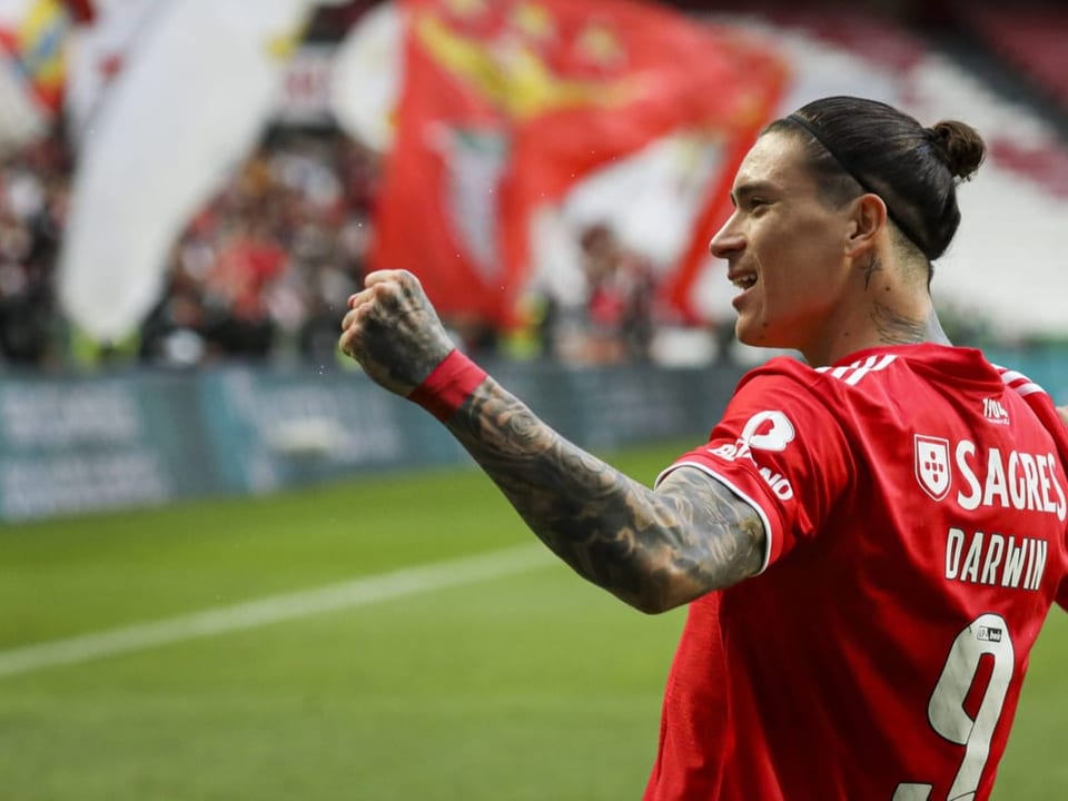Spielt in Zukunft in der Premier League Fussballer.