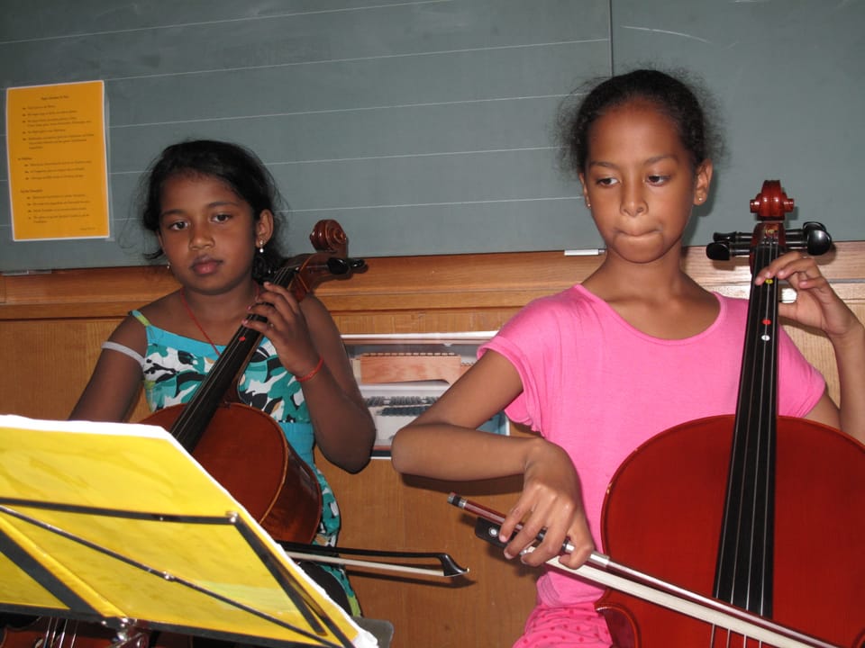 Zwei Cellistinnen bei der Probe.