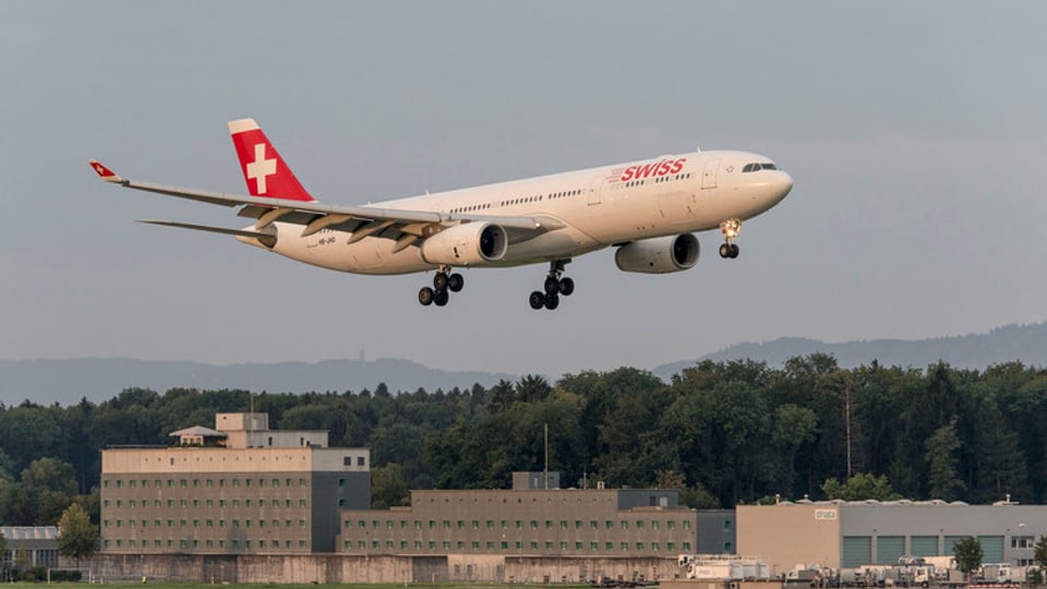 Swiss-Airbus setzt zur Landung an: Künftig sollen sich die landenden nicht mehr mit startenden Fliegern kreuzen.