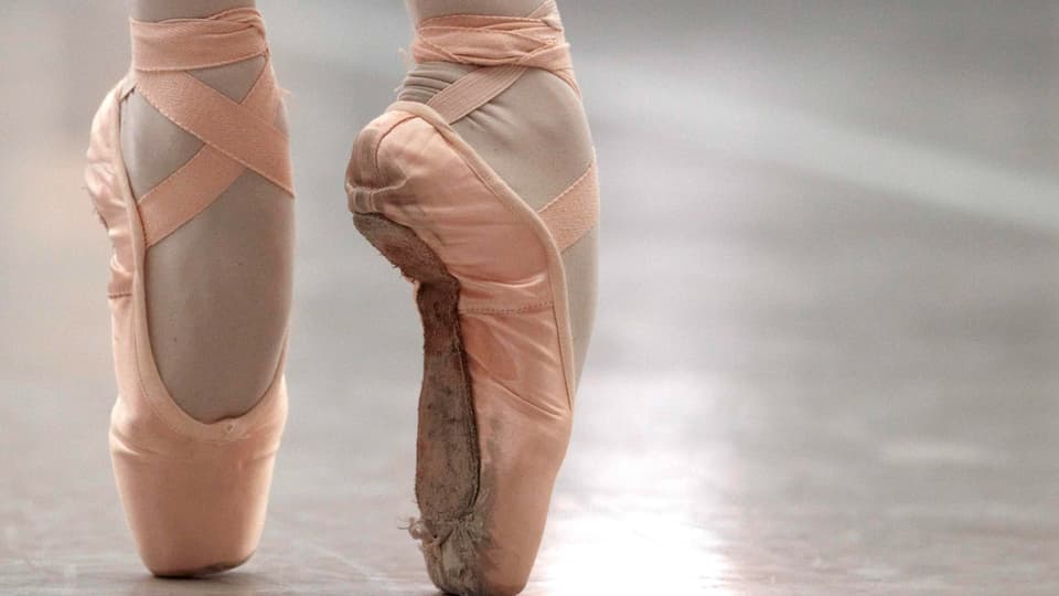 Ein Paar Balettschuhe einer Ballettänzerin